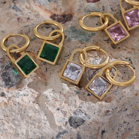 ⭐️ 𝅺NEW Clear or Emerald Green Gemstone 18K Gold Plated Hoop Earrings - Picture 13 of 15